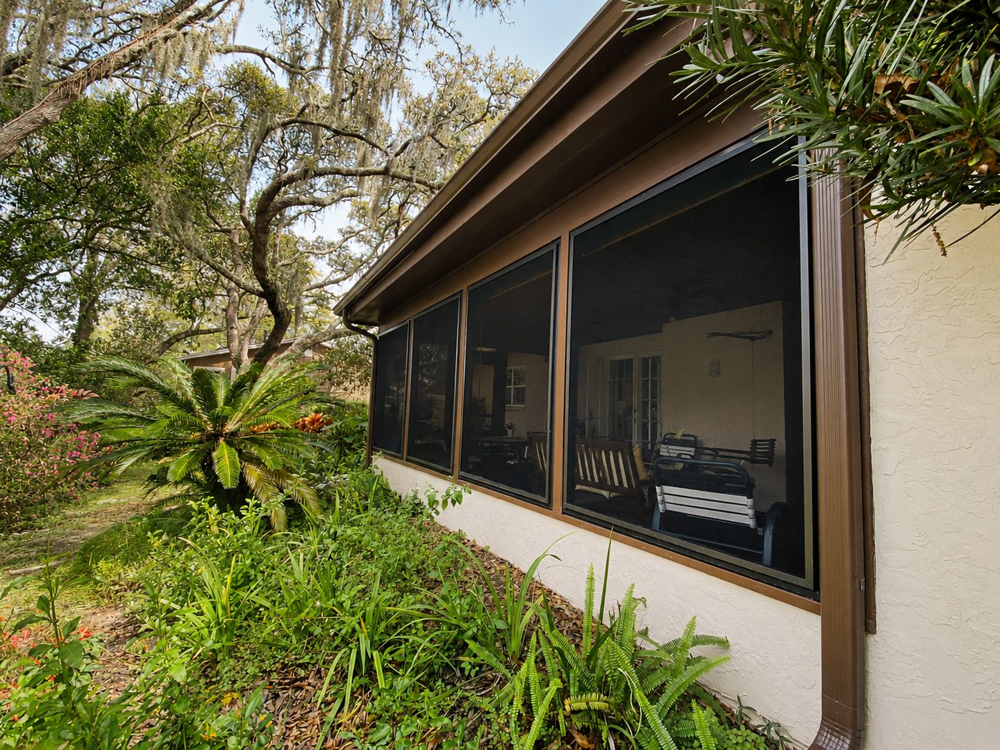 Exterior of a Florida lanai enclosed with Fortress stainless steel screens